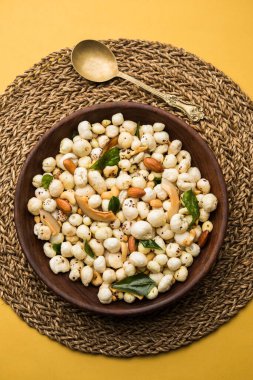 Sağlıklı Phool Makhana Chiwda hızlı ve kolay bir atıştırmalıktır.