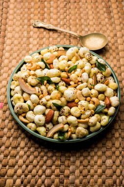 Sağlıklı Phool Makhana Chiwda hızlı ve kolay bir atıştırmalıktır.