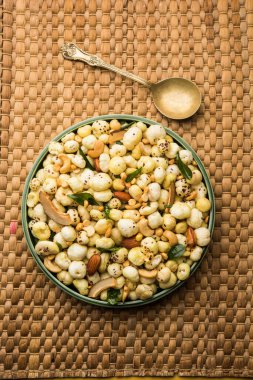 Sağlıklı Phool Makhana Chiwda hızlı ve kolay bir atıştırmalıktır.