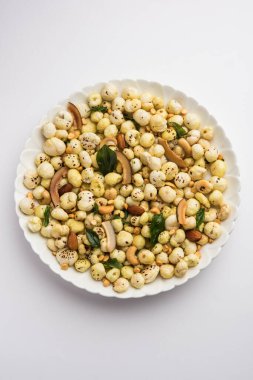 Sağlıklı Phool Makhana Chiwda hızlı ve kolay bir atıştırmalıktır.