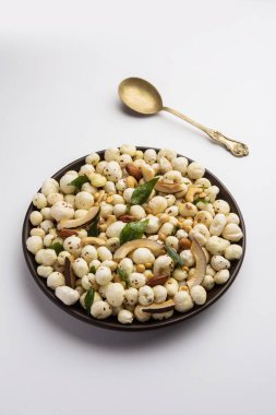 Sağlıklı Phool Makhana Chiwda hızlı ve kolay bir atıştırmalıktır.