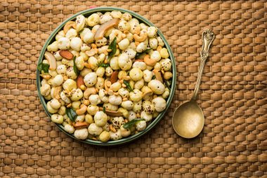 Sağlıklı Phool Makhana Chiwda hızlı ve kolay bir atıştırmalıktır.