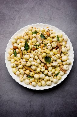 Sağlıklı Phool Makhana Chiwda hızlı ve kolay bir atıştırmalıktır.