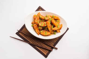 Çıtır Bal Biberli Patates Hint Çin mutfağından süper bağımlılık yapan bir aperatiftir.