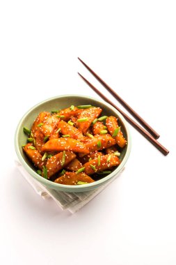 Çıtır Bal Biberli Patates Hint Çin mutfağından süper bağımlılık yapan bir aperatiftir.