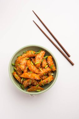 Çıtır Bal Biberli Patates Hint Çin mutfağından süper bağımlılık yapan bir aperatiftir.