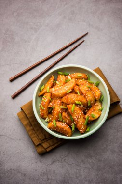 Çıtır Bal Biberli Patates Hint Çin mutfağından süper bağımlılık yapan bir aperatiftir.