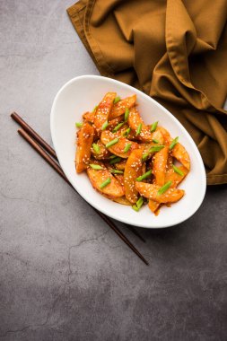 Çıtır Bal Biberli Patates Hint Çin mutfağından süper bağımlılık yapan bir aperatiftir.