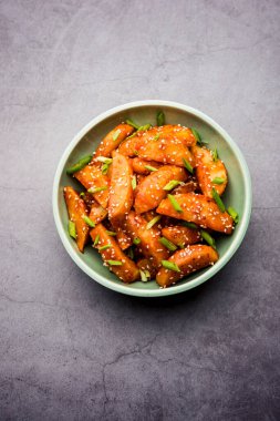 Çıtır Bal Biberli Patates Hint Çin mutfağından süper bağımlılık yapan bir aperatiftir.