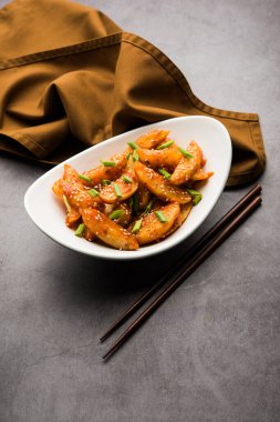 Çıtır Bal Biberli Patates Hint Çin mutfağından süper bağımlılık yapan bir aperatiftir.