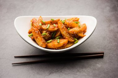 Çıtır Bal Biberli Patates Hint Çin mutfağından süper bağımlılık yapan bir aperatiftir.