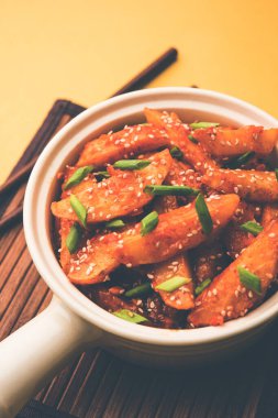 Çıtır Bal Biberli Patates Hint Çin mutfağından süper bağımlılık yapan bir aperatiftir.