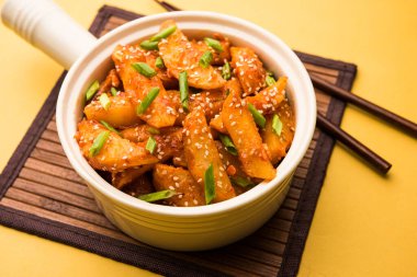 Çıtır Bal Biberli Patates Hint Çin mutfağından süper bağımlılık yapan bir aperatiftir.