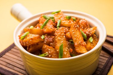 Çıtır Bal Biberli Patates Hint Çin mutfağından süper bağımlılık yapan bir aperatiftir.