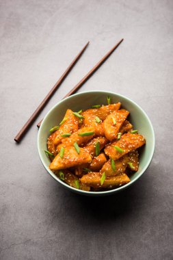 Çıtır Bal Biberli Patates Hint Çin mutfağından süper bağımlılık yapan bir aperatiftir.