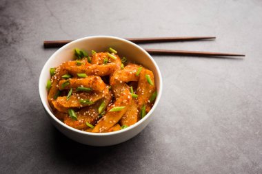 Çıtır Bal Biberli Patates Hint Çin mutfağından süper bağımlılık yapan bir aperatiftir.