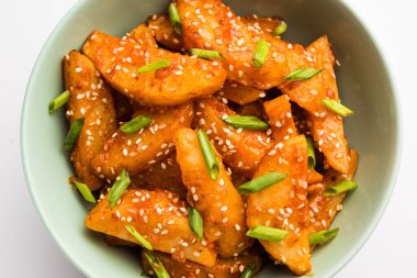 Çıtır Bal Biberli Patates Hint Çin mutfağından süper bağımlılık yapan bir aperatiftir.