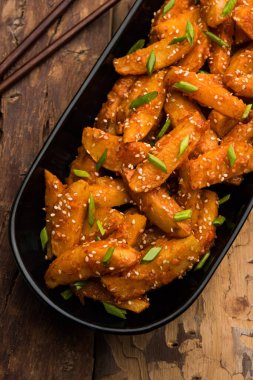 Çıtır Bal Biberli Patates Hint Çin mutfağından süper bağımlılık yapan bir aperatiftir.