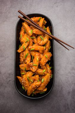 Çıtır Bal Biberli Patates Hint Çin mutfağından süper bağımlılık yapan bir aperatiftir.