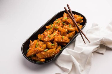 Çıtır Bal Biberli Patates Hint Çin mutfağından süper bağımlılık yapan bir aperatiftir.