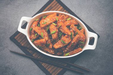 Çıtır Bal Biberli Patates Hint Çin mutfağından süper bağımlılık yapan bir aperatiftir.