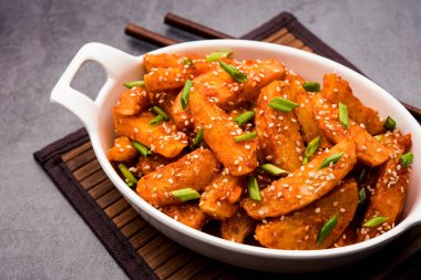 Çıtır Bal Biberli Patates Hint Çin mutfağından süper bağımlılık yapan bir aperatiftir.