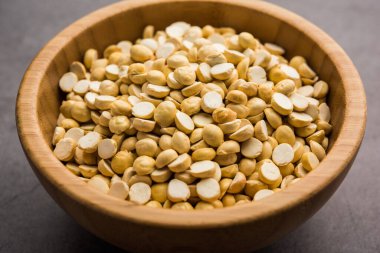 Kızarmış Split Nohut Daliya / Dalia veya Chana Dal, Hindistan 'da popüler sağlıklı bir yol kenarı atıştırmalığıdır.