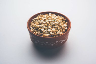 Kızarmış Split Nohut Daliya / Dalia veya Chana Dal, Hindistan 'da popüler sağlıklı bir yol kenarı atıştırmalığıdır.