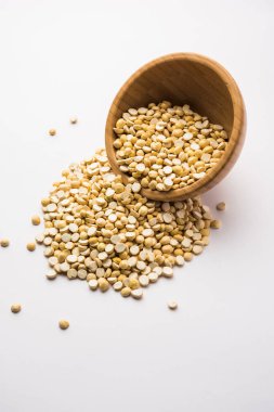 Kızarmış Split Nohut Daliya / Dalia veya Chana Dal, Hindistan 'da popüler sağlıklı bir yol kenarı atıştırmalığıdır.