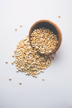 Kızarmış Split Nohut Daliya / Dalia veya Chana Dal, Hindistan 'da popüler sağlıklı bir yol kenarı atıştırmalığıdır.