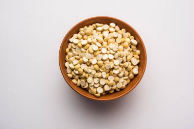 Kızarmış Split Nohut Daliya / Dalia veya Chana Dal, Hindistan 'da popüler sağlıklı bir yol kenarı atıştırmalığıdır.