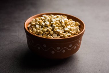 Kızarmış Split Nohut Daliya / Dalia veya Chana Dal, Hindistan 'da popüler sağlıklı bir yol kenarı atıştırmalığıdır.