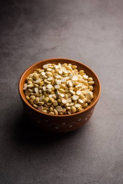 Kızarmış Split Nohut Daliya / Dalia veya Chana Dal, Hindistan 'da popüler sağlıklı bir yol kenarı atıştırmalığıdır.