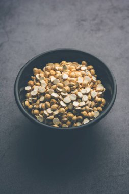 Kızarmış Split Nohut Daliya / Dalia veya Chana Dal, Hindistan 'da popüler sağlıklı bir yol kenarı atıştırmalığıdır.