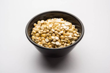 Kızarmış Split Nohut Daliya / Dalia veya Chana Dal, Hindistan 'da popüler sağlıklı bir yol kenarı atıştırmalığıdır.