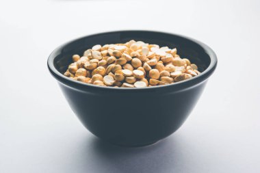 Kızarmış Split Nohut Daliya / Dalia veya Chana Dal, Hindistan 'da popüler sağlıklı bir yol kenarı atıştırmalığıdır.