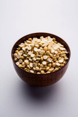 Kızarmış Split Nohut Daliya / Dalia veya Chana Dal, Hindistan 'da popüler sağlıklı bir yol kenarı atıştırmalığıdır.