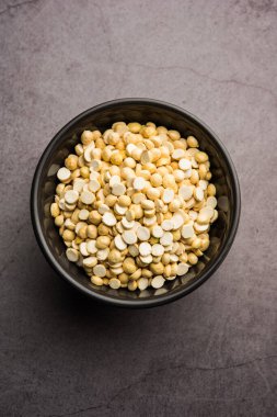 Kızarmış Split Nohut Daliya / Dalia veya Chana Dal, Hindistan 'da popüler sağlıklı bir yol kenarı atıştırmalığıdır.