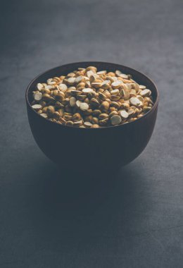 Kızarmış Split Nohut Daliya / Dalia veya Chana Dal, Hindistan 'da popüler sağlıklı bir yol kenarı atıştırmalığıdır.