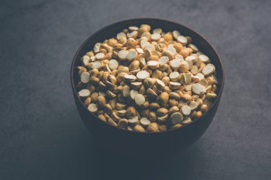 Kızarmış Split Nohut Daliya / Dalia veya Chana Dal, Hindistan 'da popüler sağlıklı bir yol kenarı atıştırmalığıdır.