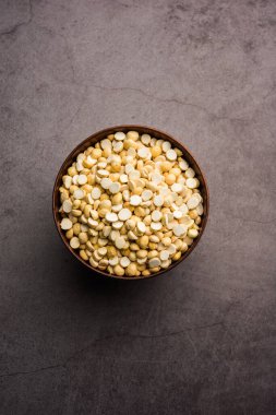 Kızarmış Split Nohut Daliya / Dalia veya Chana Dal, Hindistan 'da popüler sağlıklı bir yol kenarı atıştırmalığıdır.