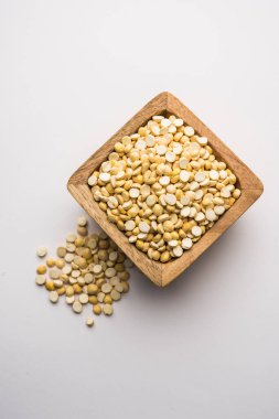 Kızarmış Split Nohut Daliya / Dalia veya Chana Dal, Hindistan 'da popüler sağlıklı bir yol kenarı atıştırmalığıdır.