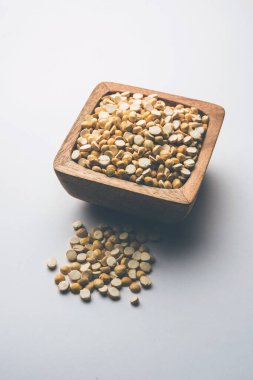 Kızarmış Split Nohut Daliya / Dalia veya Chana Dal, Hindistan 'da popüler sağlıklı bir yol kenarı atıştırmalığıdır.