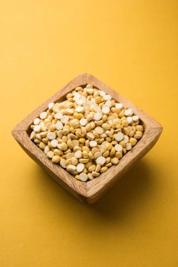 Kızarmış Split Nohut Daliya / Dalia veya Chana Dal, Hindistan 'da popüler sağlıklı bir yol kenarı atıştırmalığıdır.