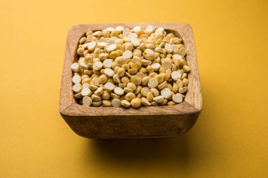 Kızarmış Split Nohut Daliya / Dalia veya Chana Dal, Hindistan 'da popüler sağlıklı bir yol kenarı atıştırmalığıdır.