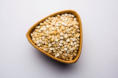 Kızarmış Split Nohut Daliya / Dalia veya Chana Dal, Hindistan 'da popüler sağlıklı bir yol kenarı atıştırmalığıdır.