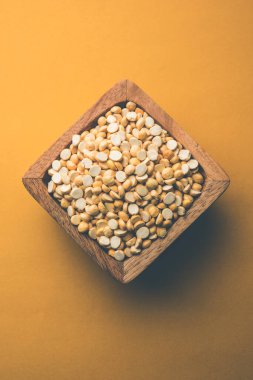 Kızarmış Split Nohut Daliya / Dalia veya Chana Dal, Hindistan 'da popüler sağlıklı bir yol kenarı atıştırmalığıdır.