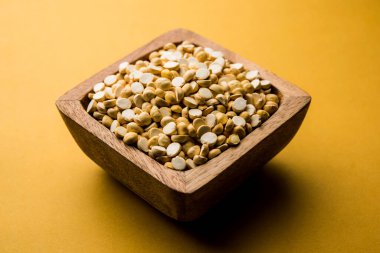 Kızarmış Split Nohut Daliya / Dalia veya Chana Dal, Hindistan 'da popüler sağlıklı bir yol kenarı atıştırmalığıdır.