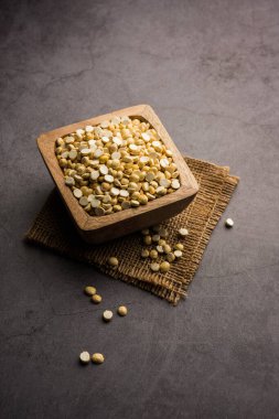 Kızarmış Split Nohut Daliya / Dalia veya Chana Dal, Hindistan 'da popüler sağlıklı bir yol kenarı atıştırmalığıdır.