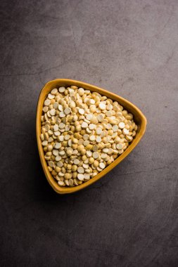 Kızarmış Split Nohut Daliya / Dalia veya Chana Dal, Hindistan 'da popüler sağlıklı bir yol kenarı atıştırmalığıdır.